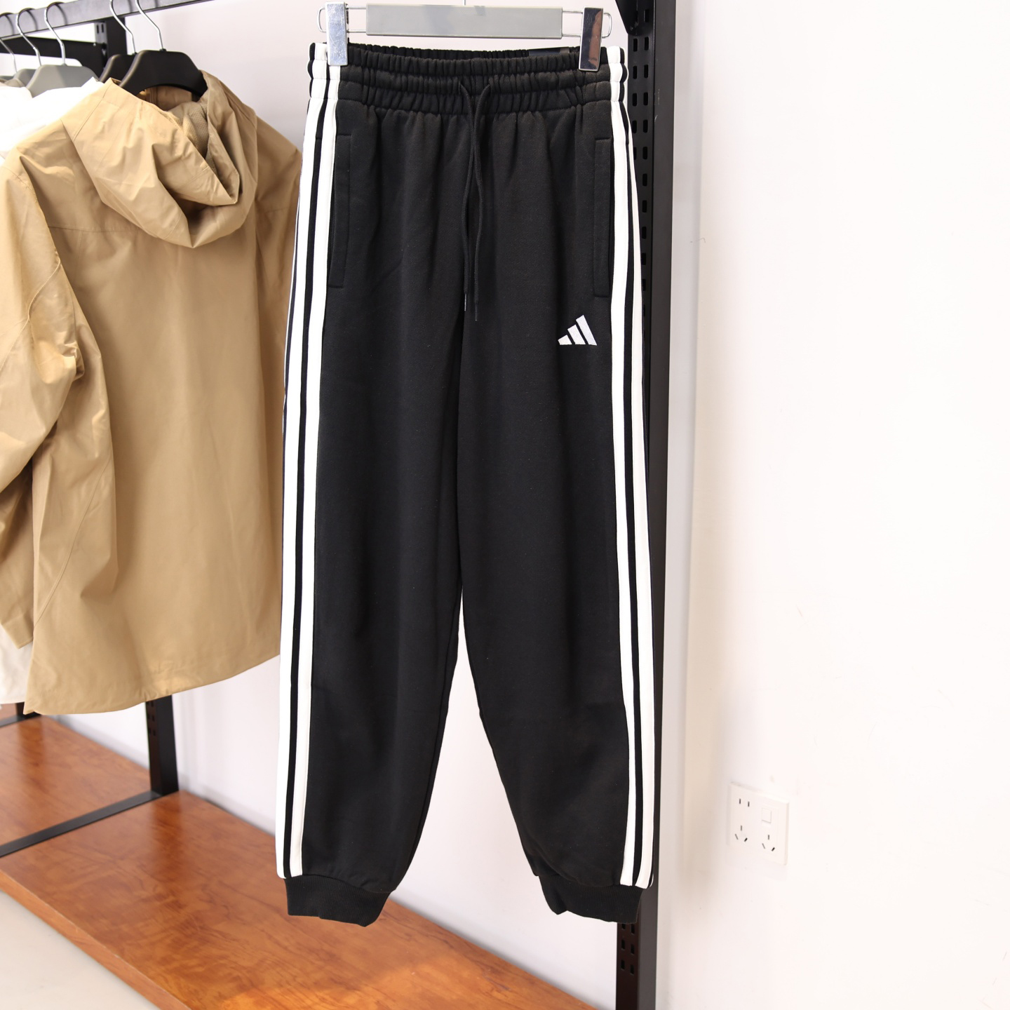 阿迪达斯三条杠女子卫裤