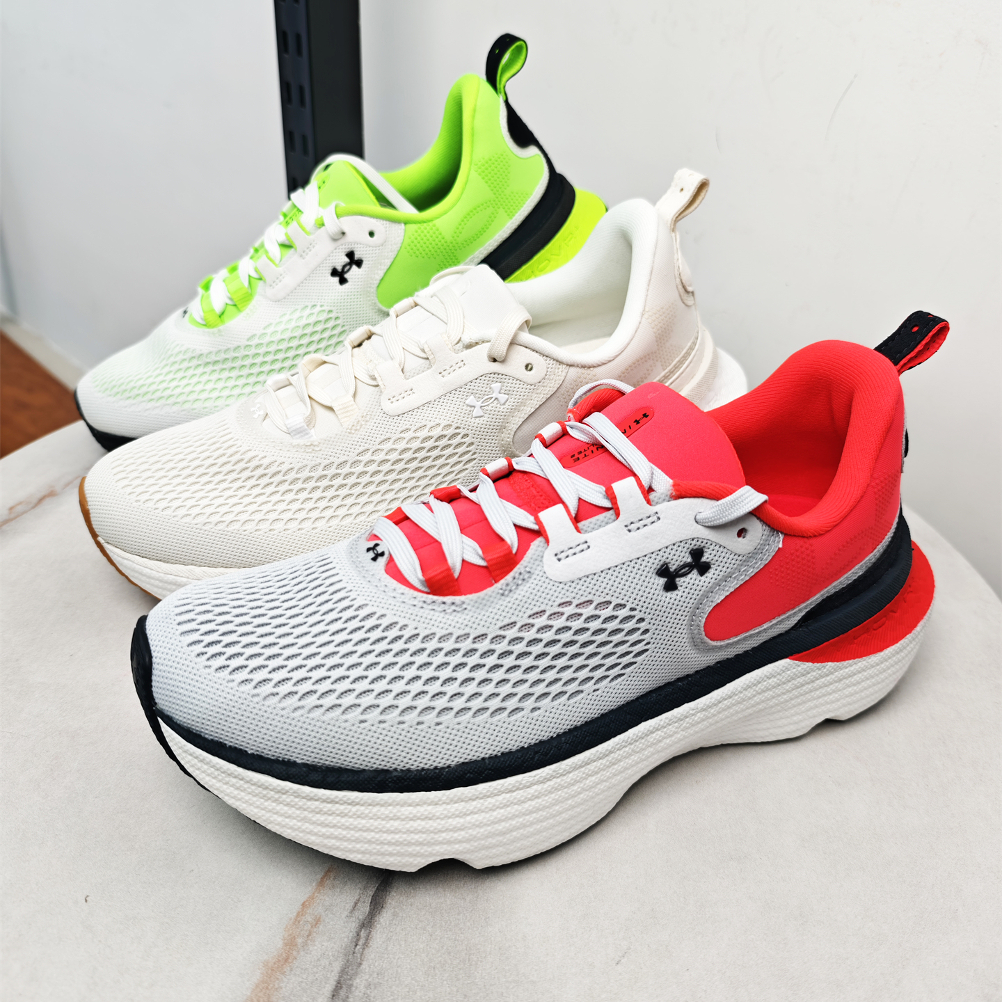 安德玛2025新款男子缓震跑步鞋