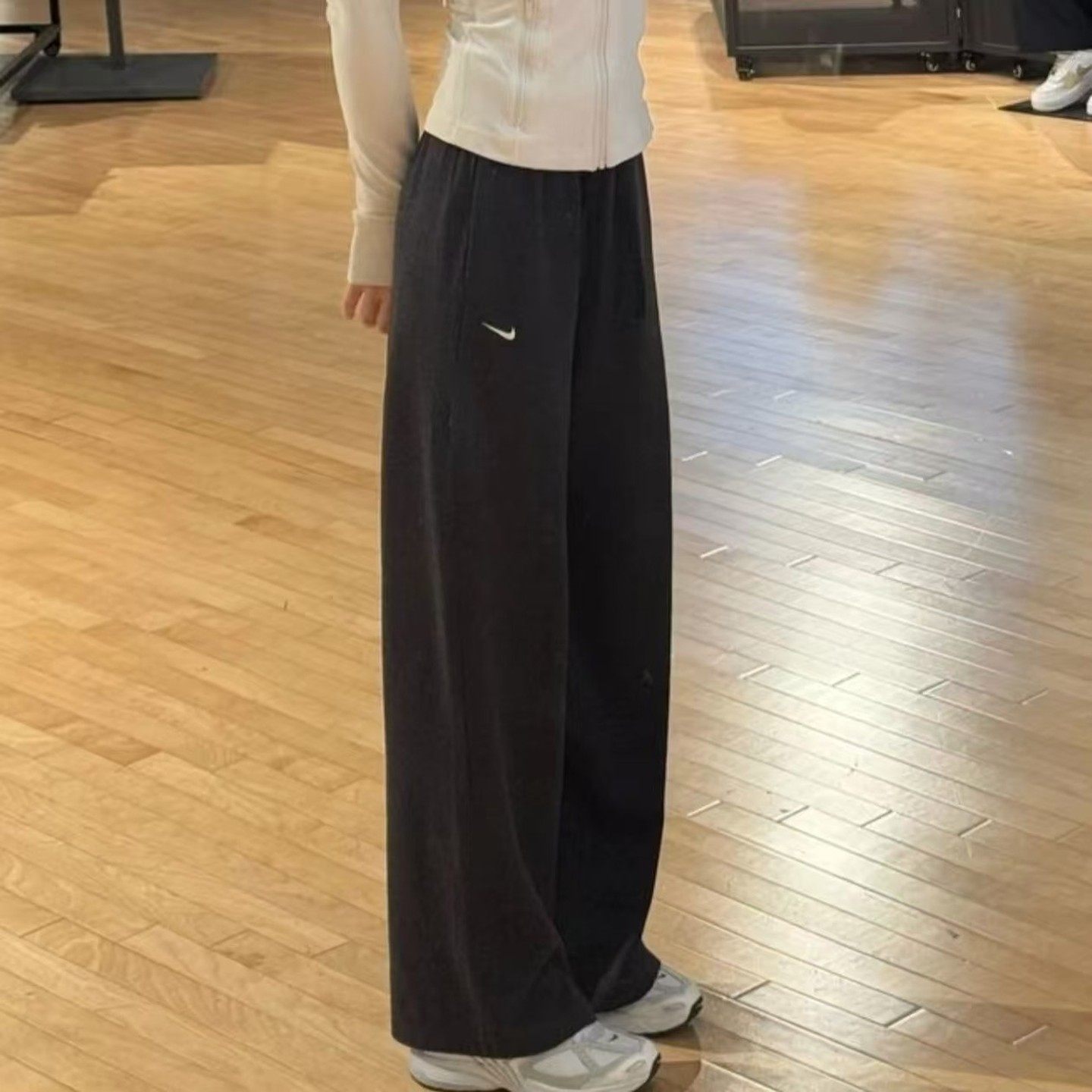 Nike耐克勾勾女子秋季针织中腰运动裤垂坠刺绣柔软阔腿裤II1870