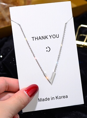 轻奢几何v字母钛钢项链女小众锁骨链字母吊坠颈链网红配饰品