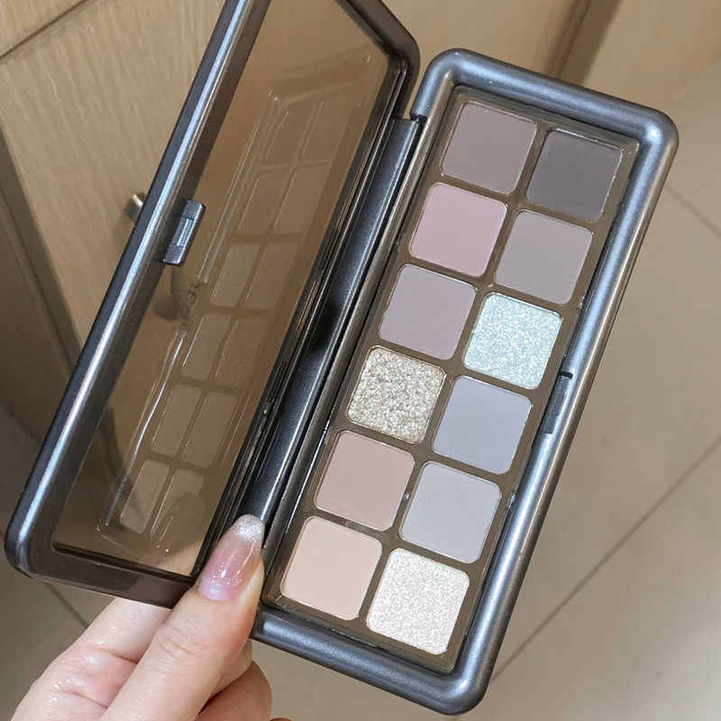 新款推荐幻影小熊雾霾眼影盘灰粉大地水泥盘高光爆闪细腻12色