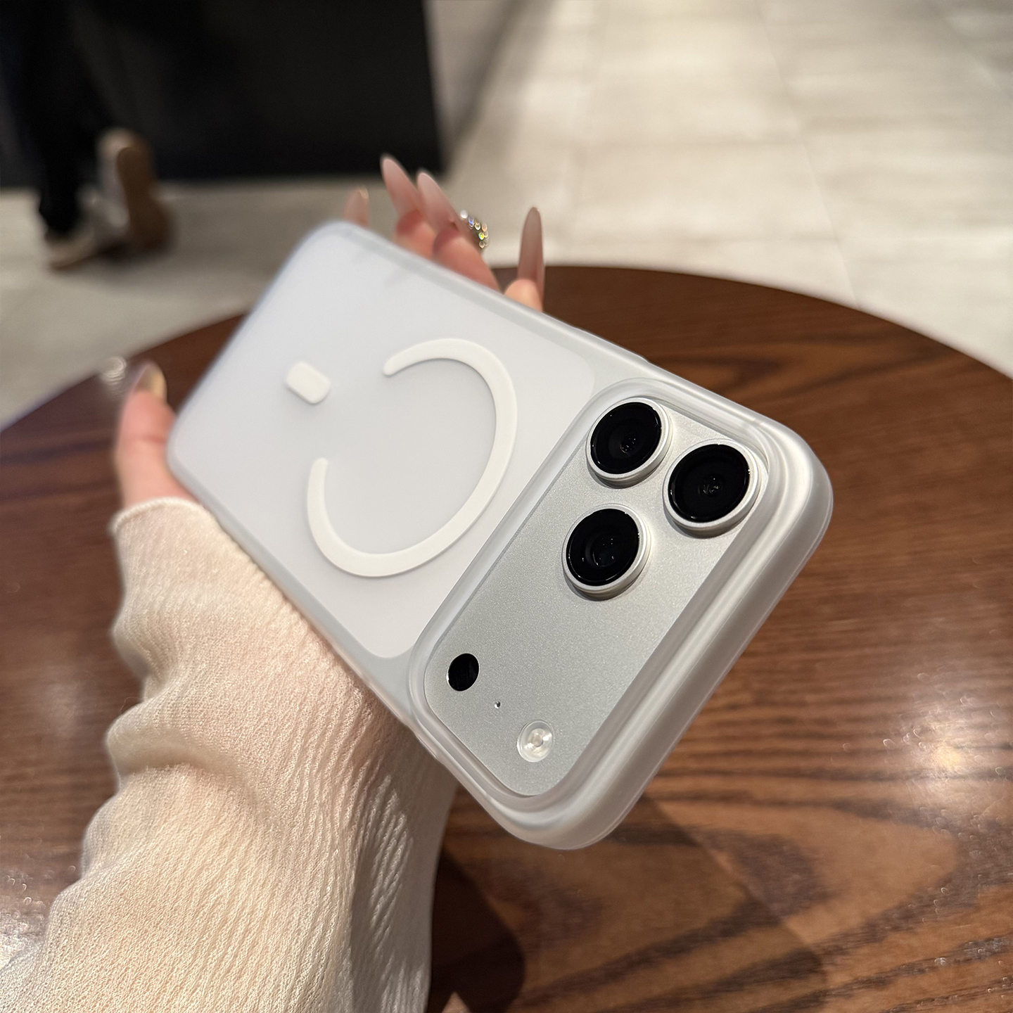 超薄磨砂磁吸适用于苹果手机壳