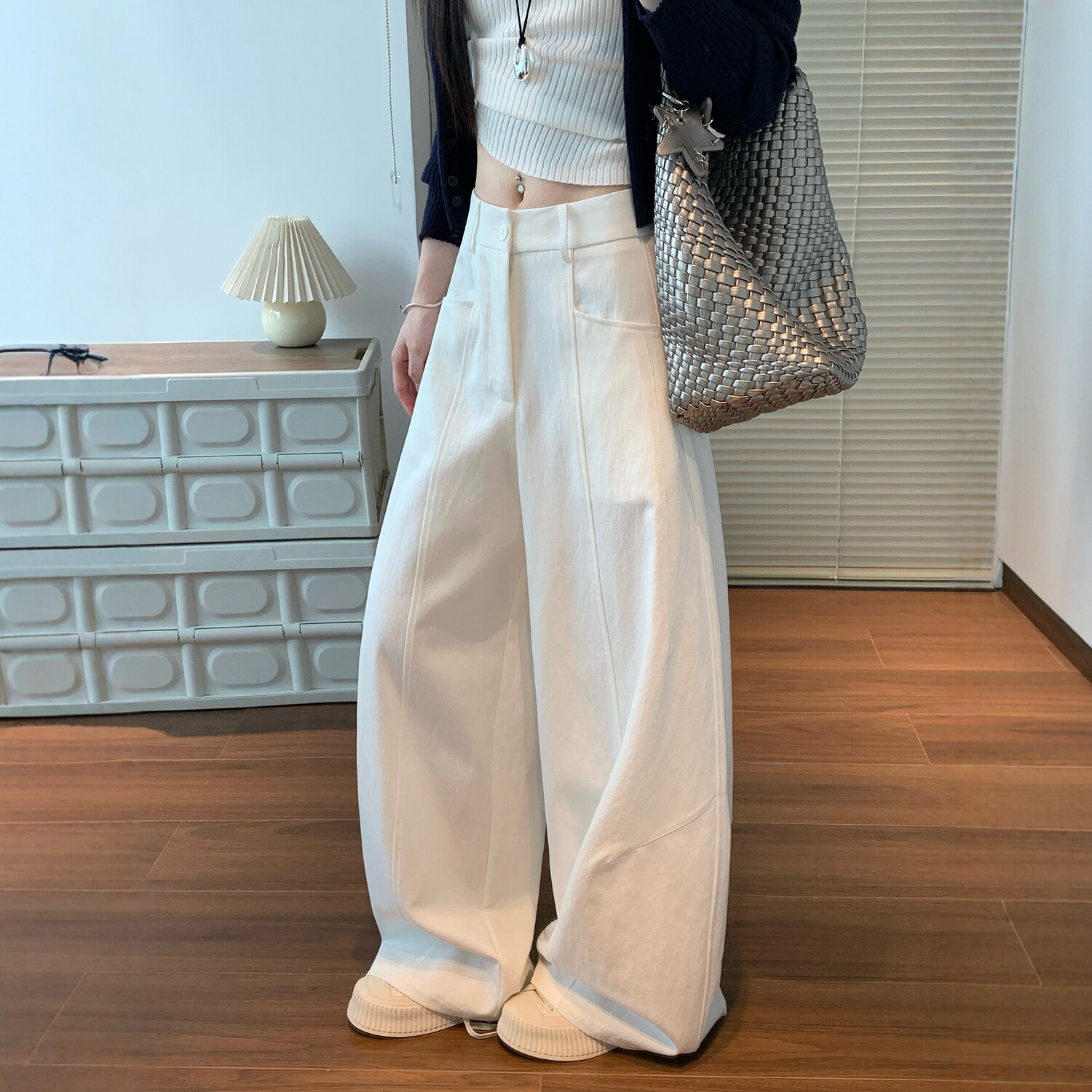 白色裤子女2026秋新款天丝棉垂感阔腿裤宽松显瘦工装风休闲弯刀裤图片