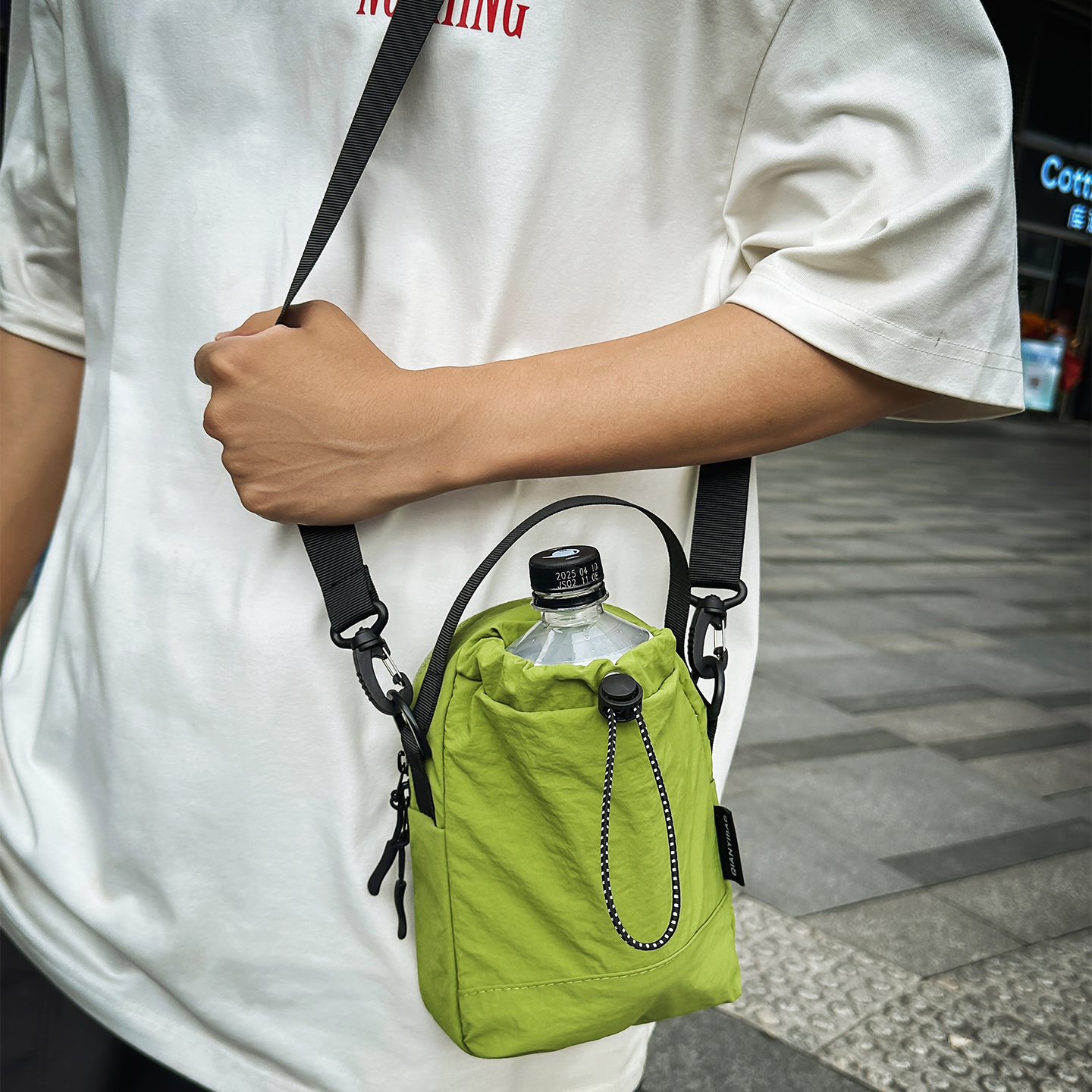可以放水杯的外出便携斜挎小背包