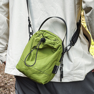 包包男款手机包小挎包女斜挎2025新款男士外出便携包放水杯水壶包