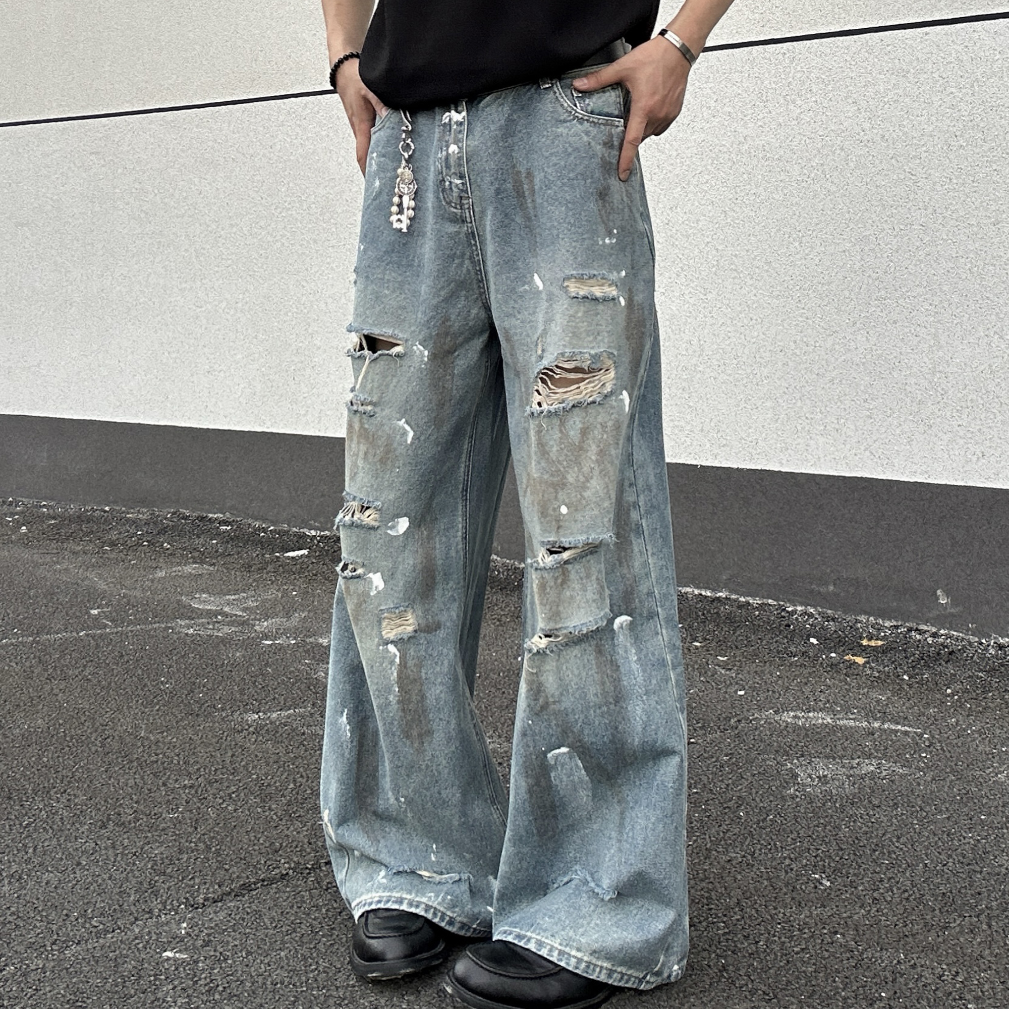 泼墨涂鸦破洞弯刀牛仔裤