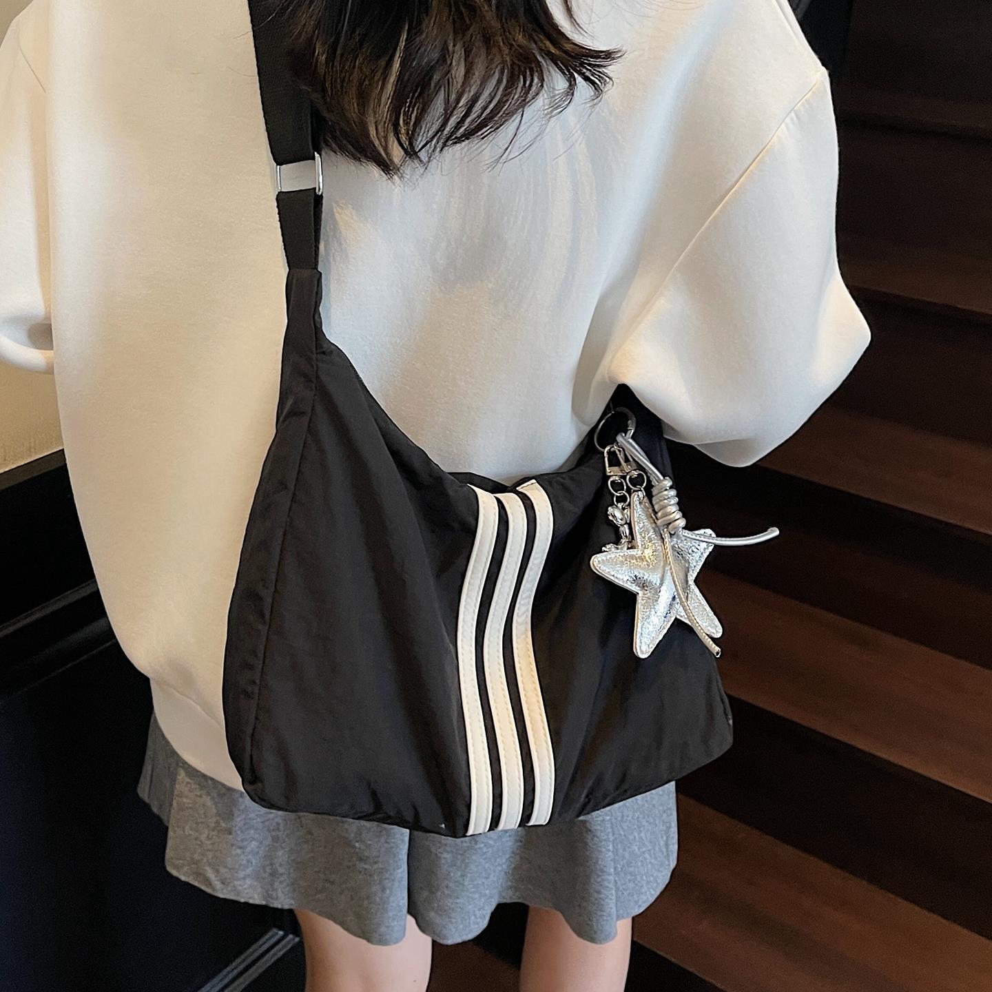 休闲大容量尼龙帆布包轻便单肩包