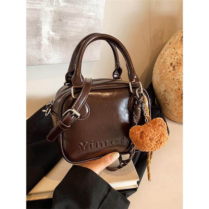 高级质感复古小包包女2025新款秋冬休闲百搭斜挎包超火手提小方包