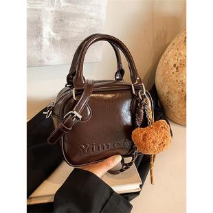 高级质感复古小包包女2025新款秋冬休闲百搭斜挎包超火手提小方包