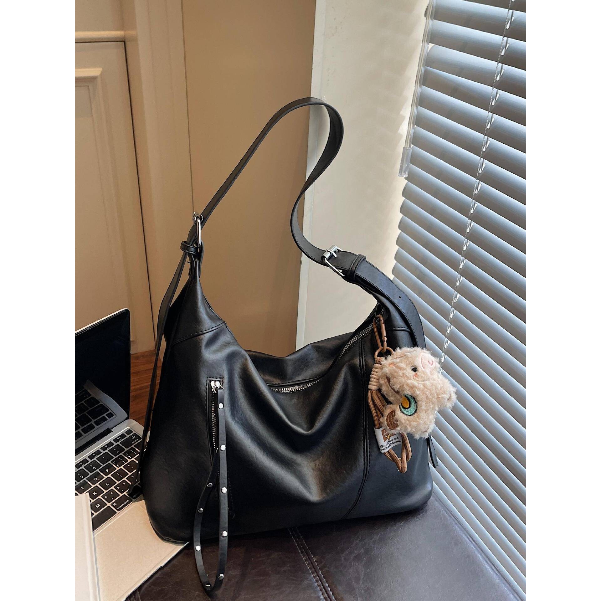 高档品牌超火休闲通勤腋下包包2026新款日常上班百搭复古大容量托