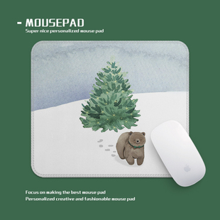 高级感雪松与熊鼠标垫小号锁边办公桌垫学生宿舍便携垫子防滑加厚