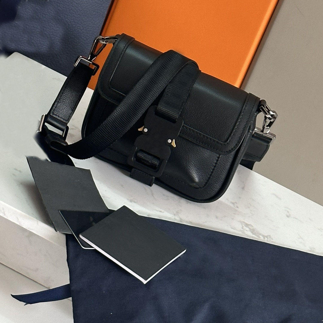 新款信使包黑色牛皮翻盖小方包相通用款女包