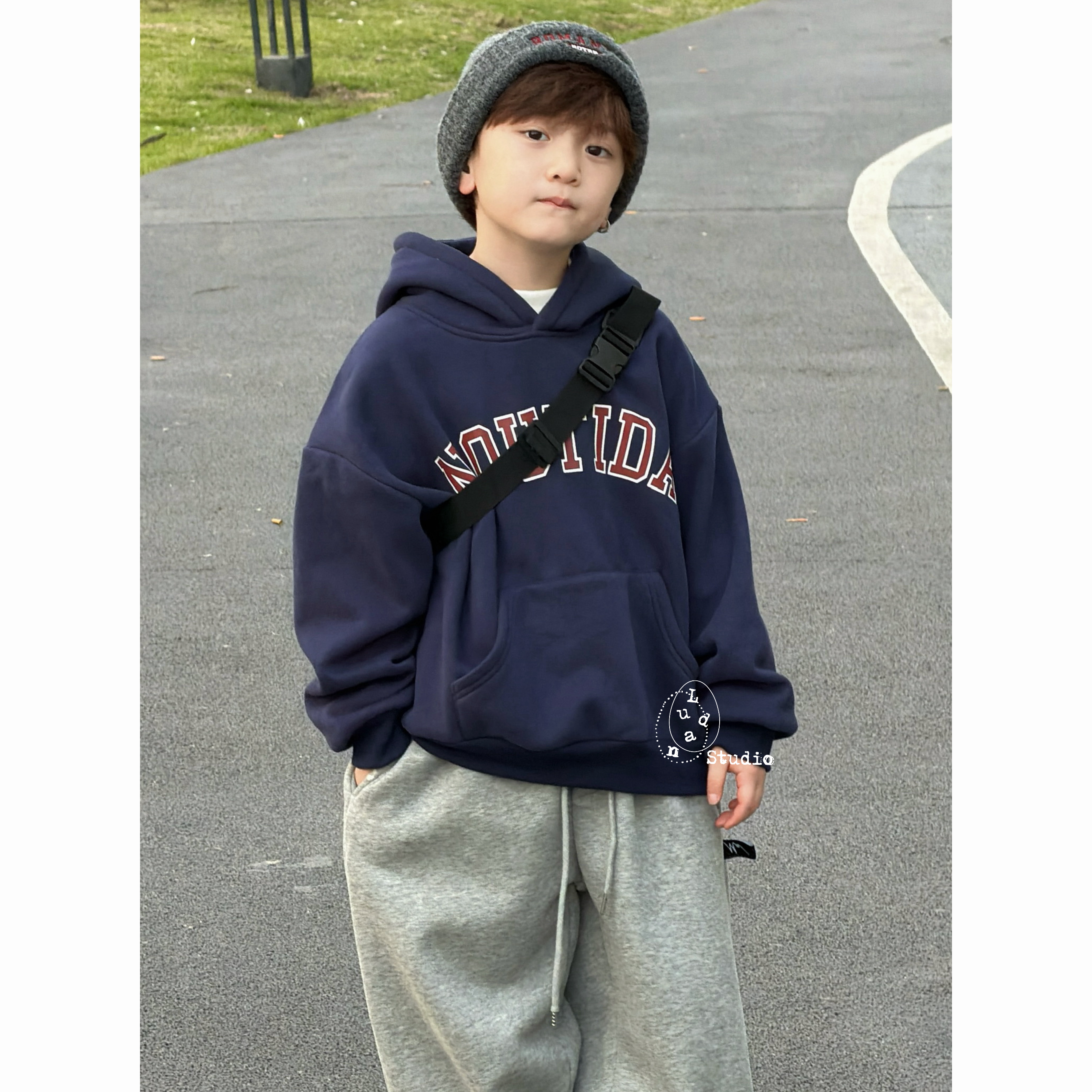 卤蛋童装·自愈季节/冬洋气日韩系加绒蓝色酒红字母连帽男童卫衣