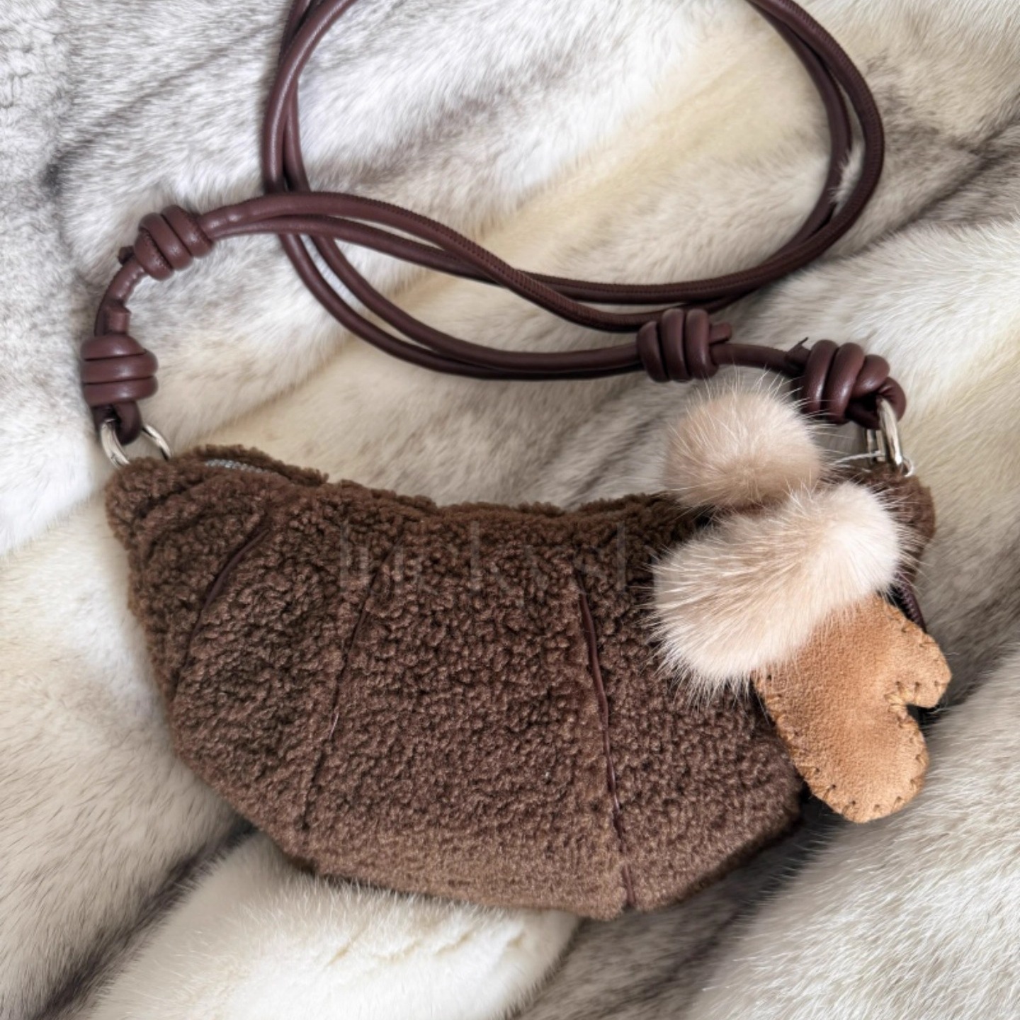 毛绒牛角包女斜挎毛毛饺子单肩包