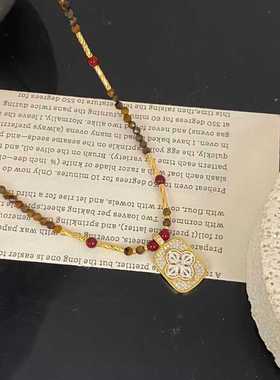 2025新款设计师款天然石串珠项链女金色满钻几何花瓣方块吊坠颈链