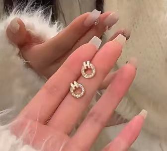 微镶锆石轻奢字母耳钉