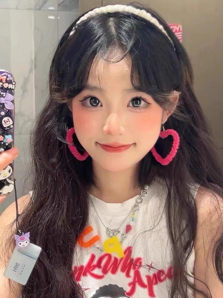 大爱心设计感毛绒玫红耳饰