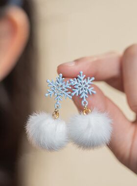 秋冬清新蓝色雪花毛球耳环超仙氛围感可爱少女气质百搭耳钉耳饰