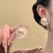 暖咖华章 法式 珍珠耳钉女毛茸茸毛绒耳环气质小众独特漂亮耳饰