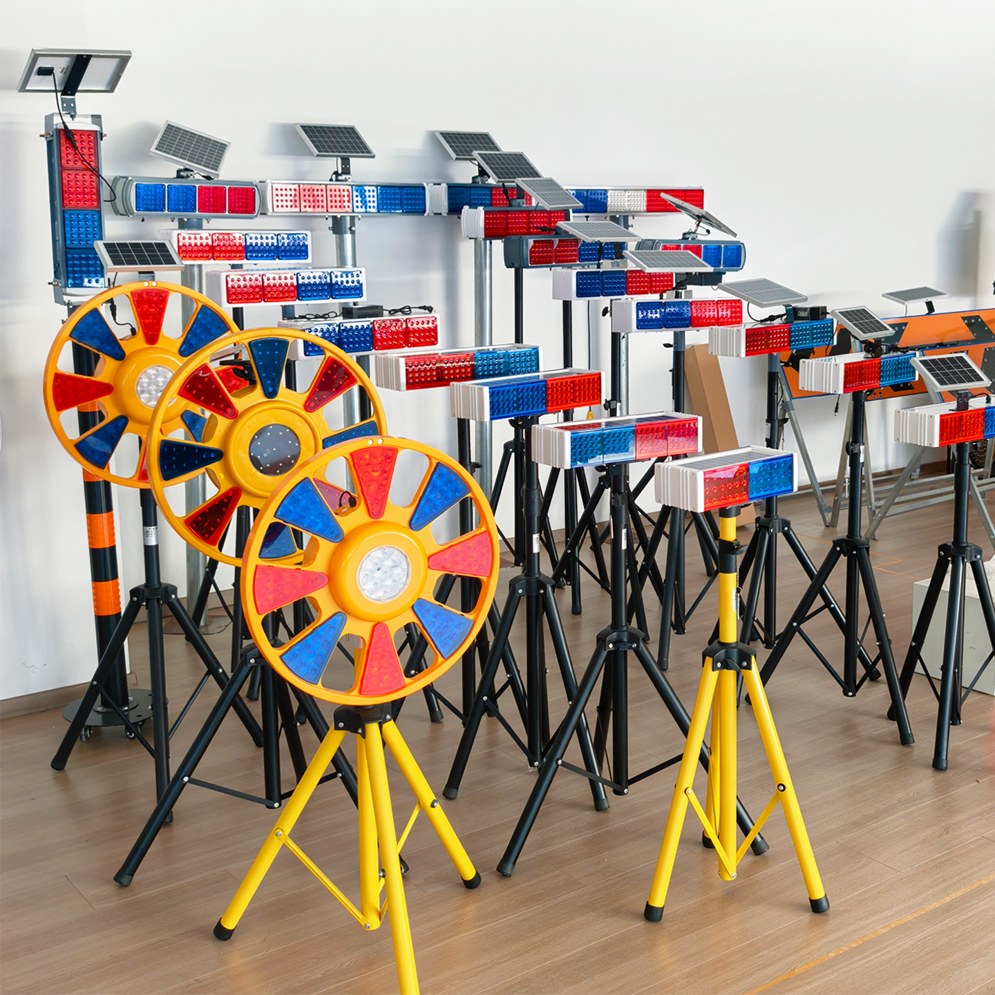 新款高配太阳能爆闪灯施工警示灯交通红蓝频闪灯闪光灯路口路障灯