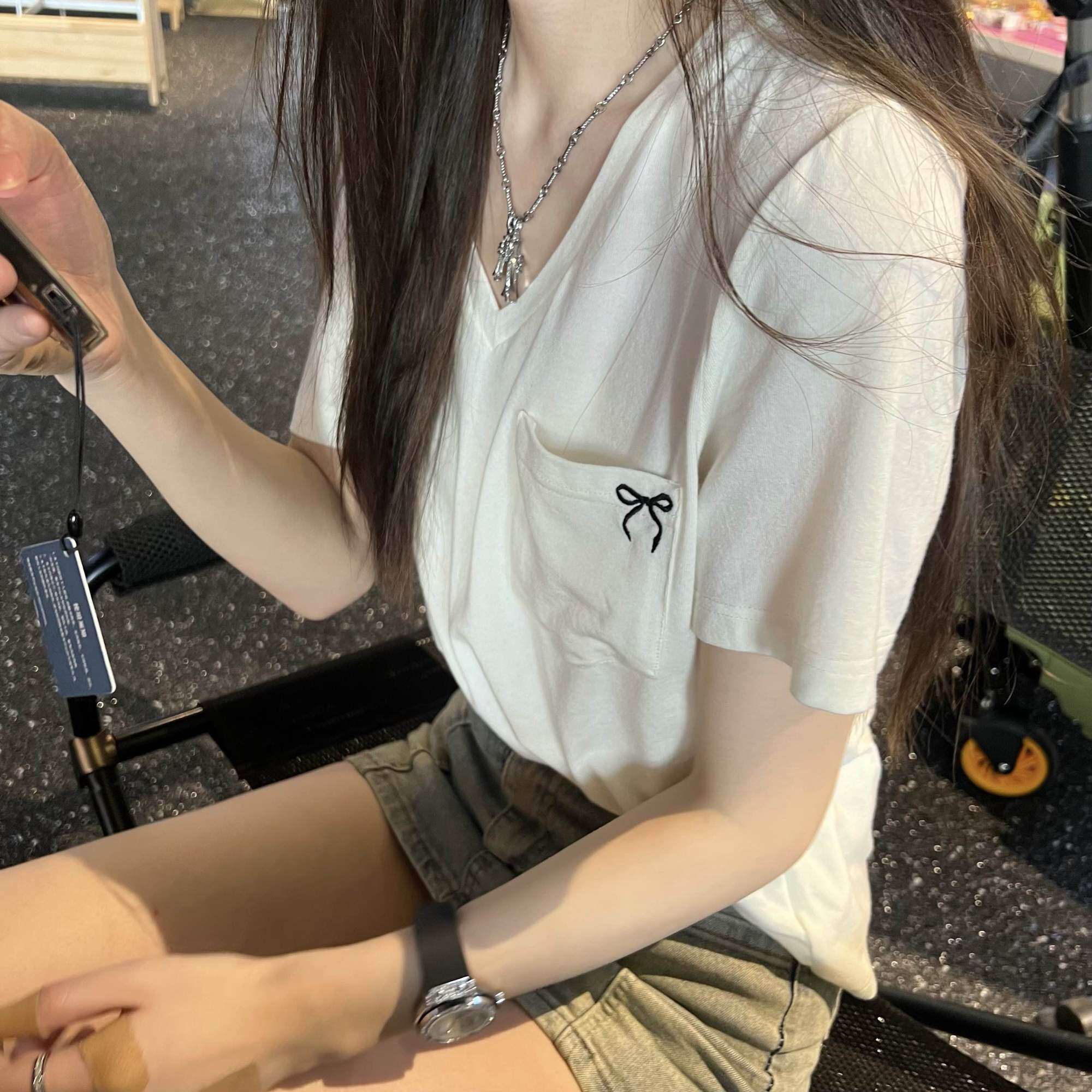 V领露锁骨白色短袖t恤女宽松2025夏季新款蝴蝶刺绣口袋莫代尔上衣