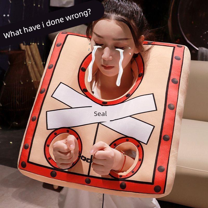 网红枷锁玩偶囚徒靠枕搞笑搞怪创意男生靠垫娃娃毛绒玩具生日礼物