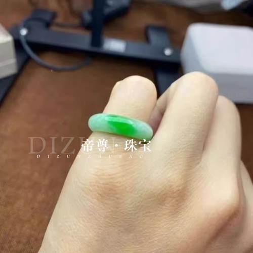 白冰飘绿花戒圈冰糯种白底青