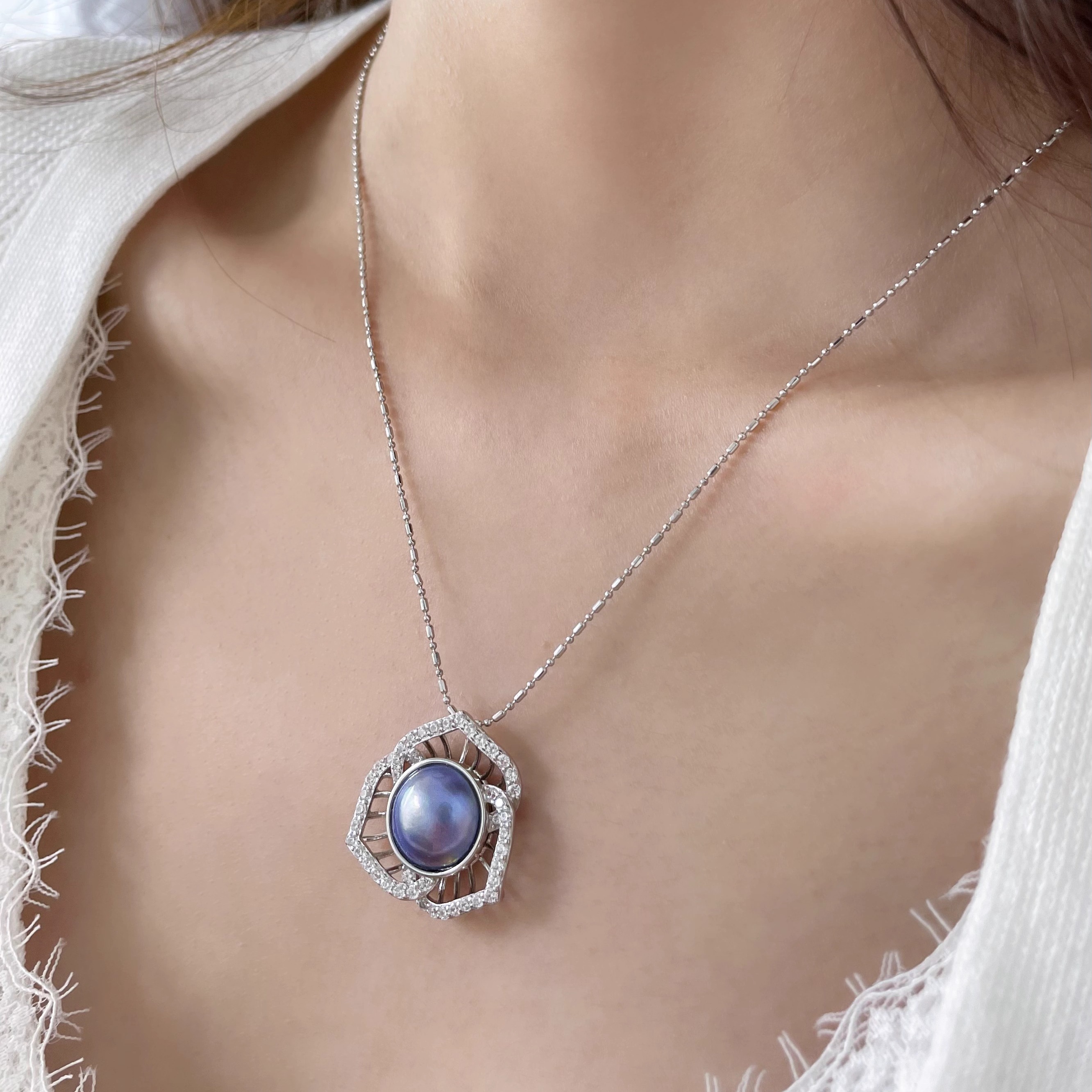 山茶花炫彩蓝马贝珠纯银吊坠