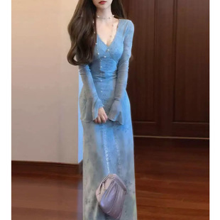 今年流行的爆款裙子女春季新款法式温柔风超好看V领喇叭袖连衣裙