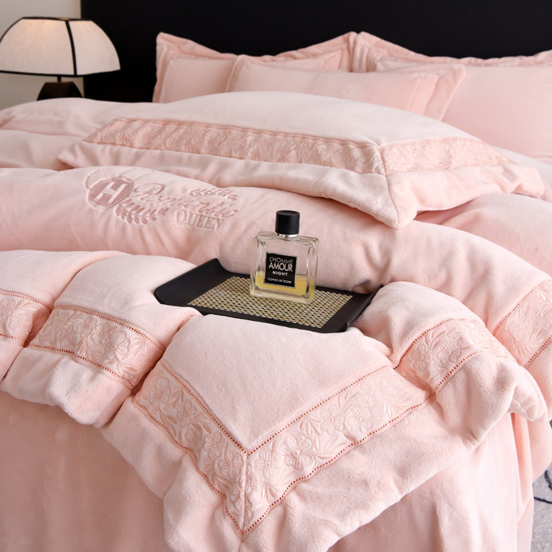 2025新款全消光牛奶绒打孔绣拼接工艺四件套高端轻奢加绒加厚被套