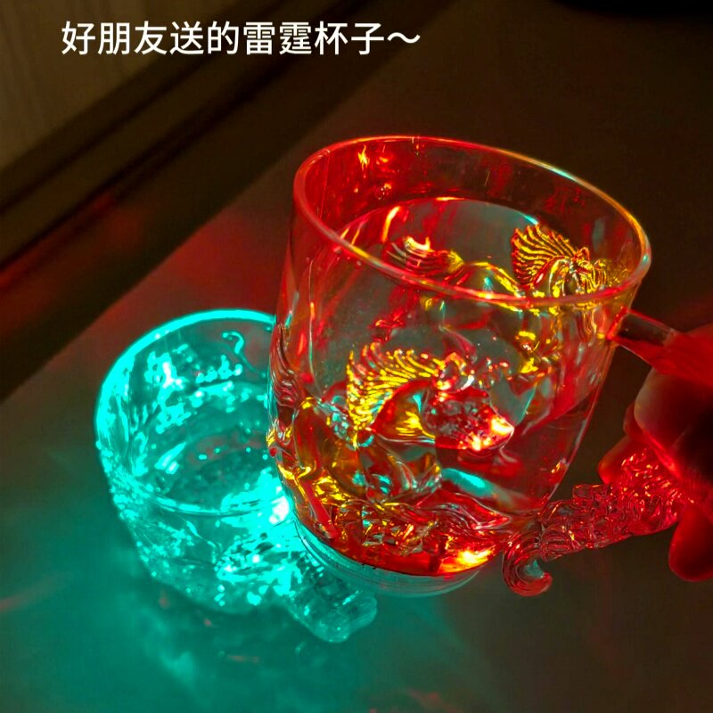 发光水杯七彩变色杯子遇水感应会亮啤酒杯创意整蛊送男朋友的礼物