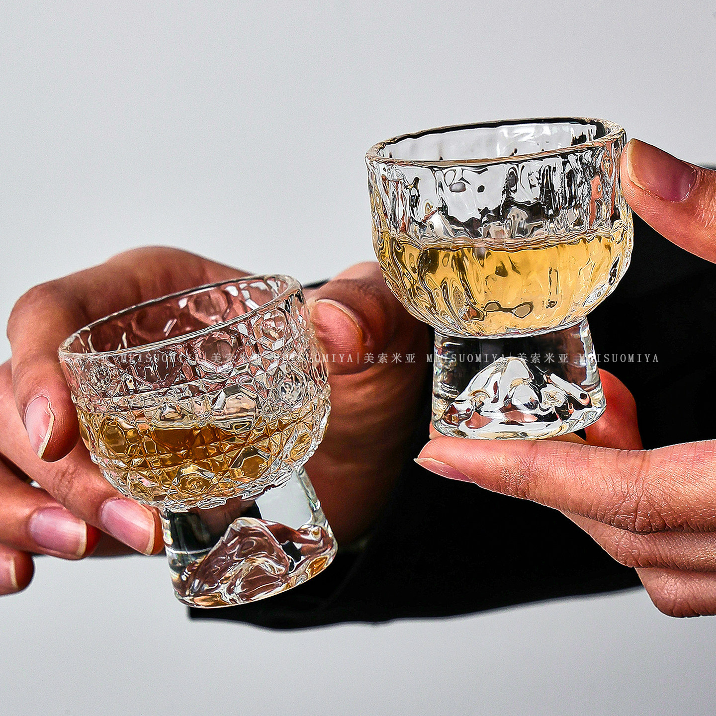 精致小白酒杯一口杯玻璃浮雕轻奢高档家用洋酒杯家用高颜值微醺