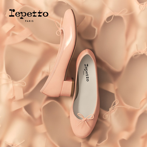 鞋款由纯手工制成，有细微痕迹是正常现象