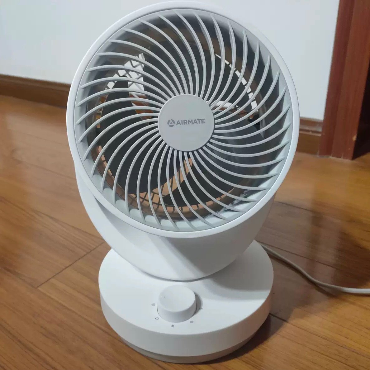 艾美特电风扇空气循环扇家用小型台式办公室桌面遥控学生宿舍电扇