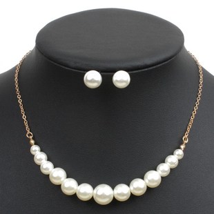 Short Womens Clavicle Chain and Simple Fashionable Pearllike