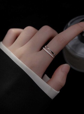 Simple Twisted Doublelayer Hollow Diamondset Ring for Women