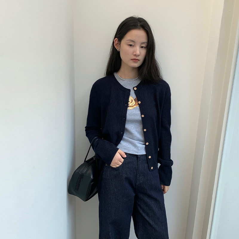 英国cherrykoko 简约温柔纯色肌理感针织圆领系扣开衫女春季上衣