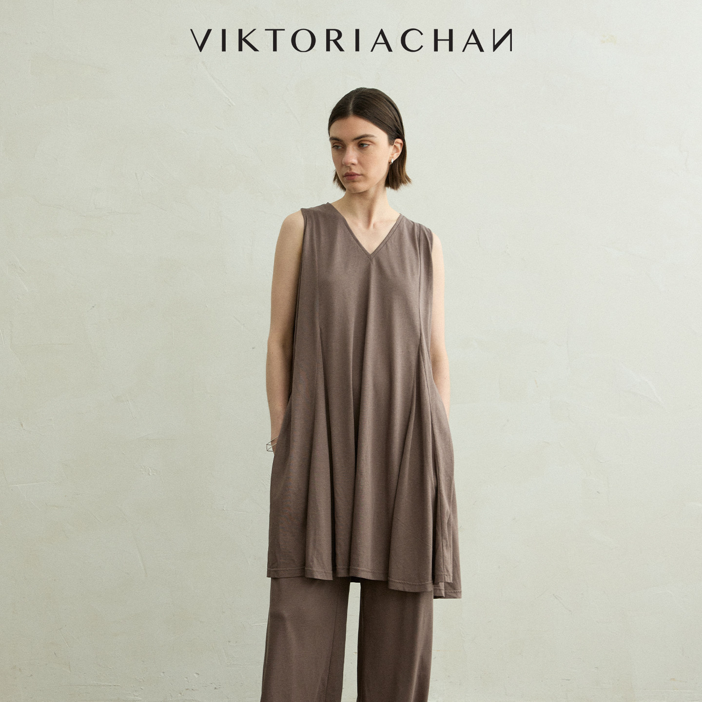 VIKTORIACHAN26PF早秋成衣系列新品 V领无袖垂褶开衩中长款上衣