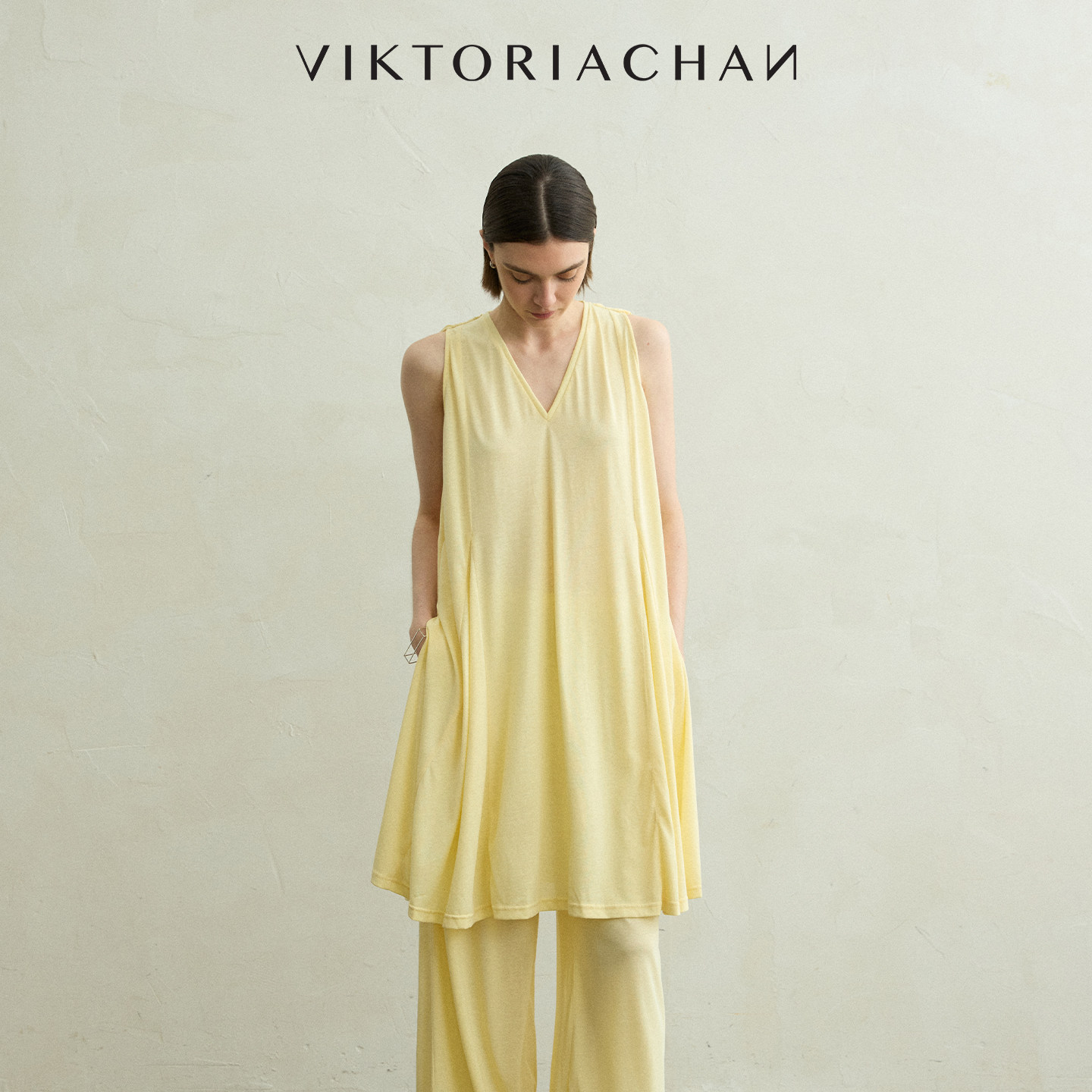 VIKTORIACHAN26PF早秋成衣系列新品 V领无袖垂褶开衩中长款上衣