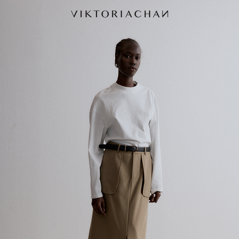 衣身一侧缝有同色系品牌logo刺绣