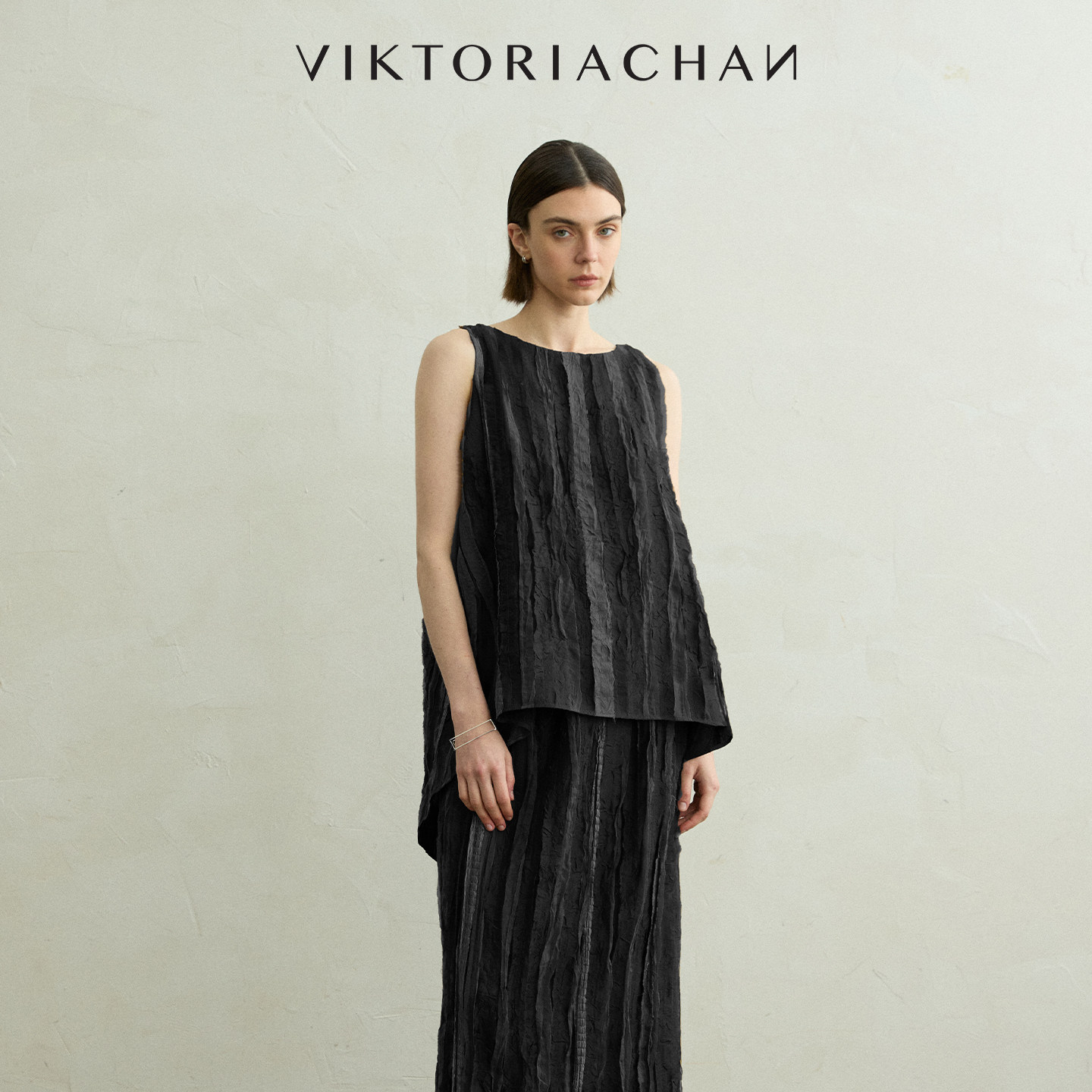 VIKTORIACHAN26PF早秋成衣系列新品 肌理感无袖后开衩不规则上衣
