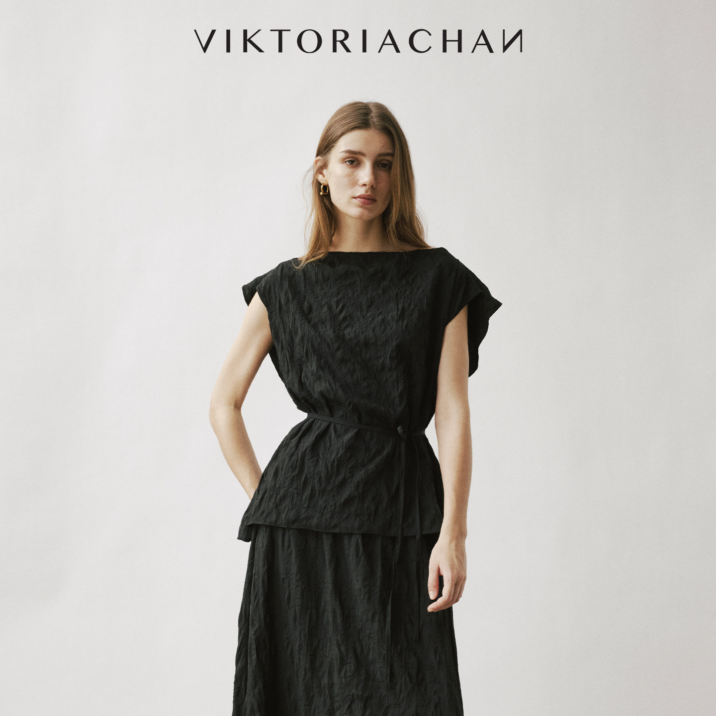 VIKTORIACHAN26SS春夏成衣系列新品 极简肌理感系带抽绳无袖上衣