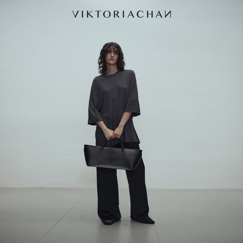 圆领宽松荡褶设计中袖上衣