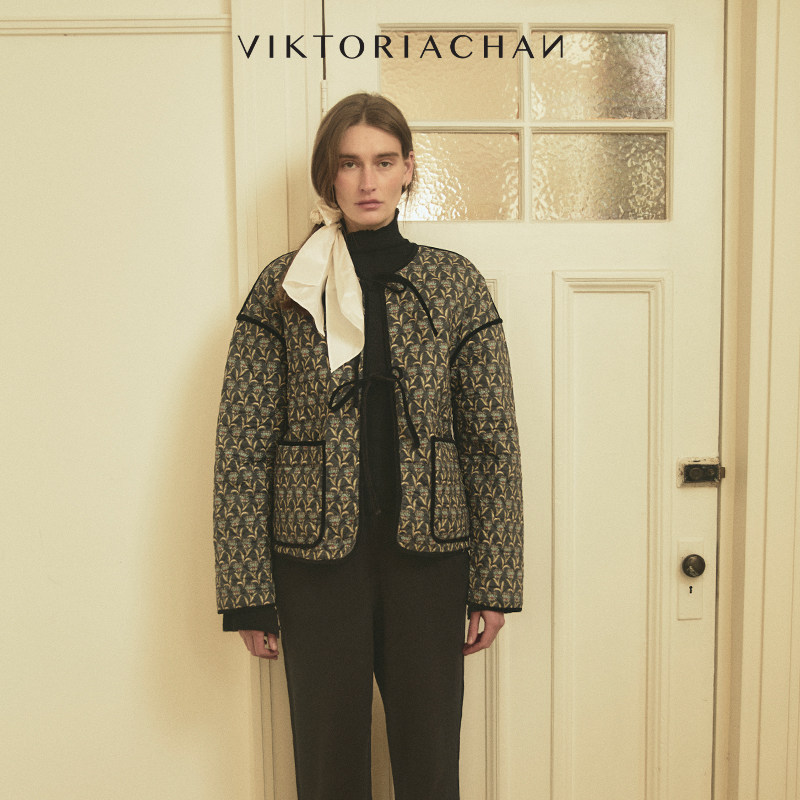VIKTORIACHAN假日胶囊系列新品 两穿绗缝暗纹碎花系带棉服