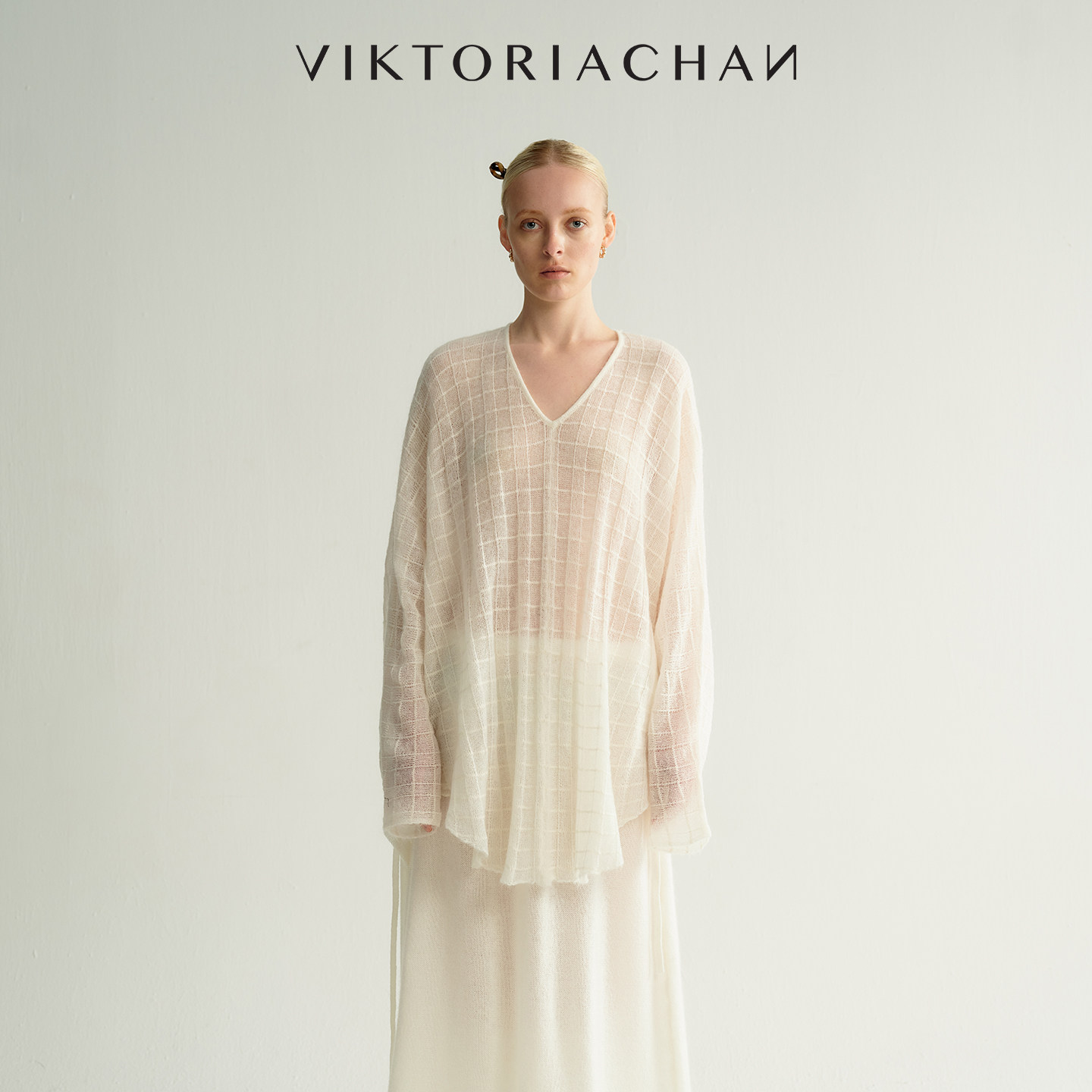 VIKTORIACHAN26/27秋冬成衣系列新品 格纹微透V领弧形下摆毛织衫