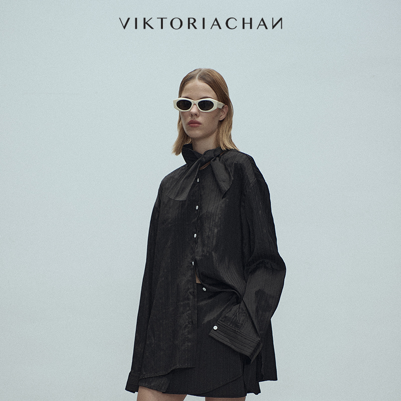 VIKTORIACHAN25SS春夏成衣系列新品 条纹肌理飘带长领宽松衬衫