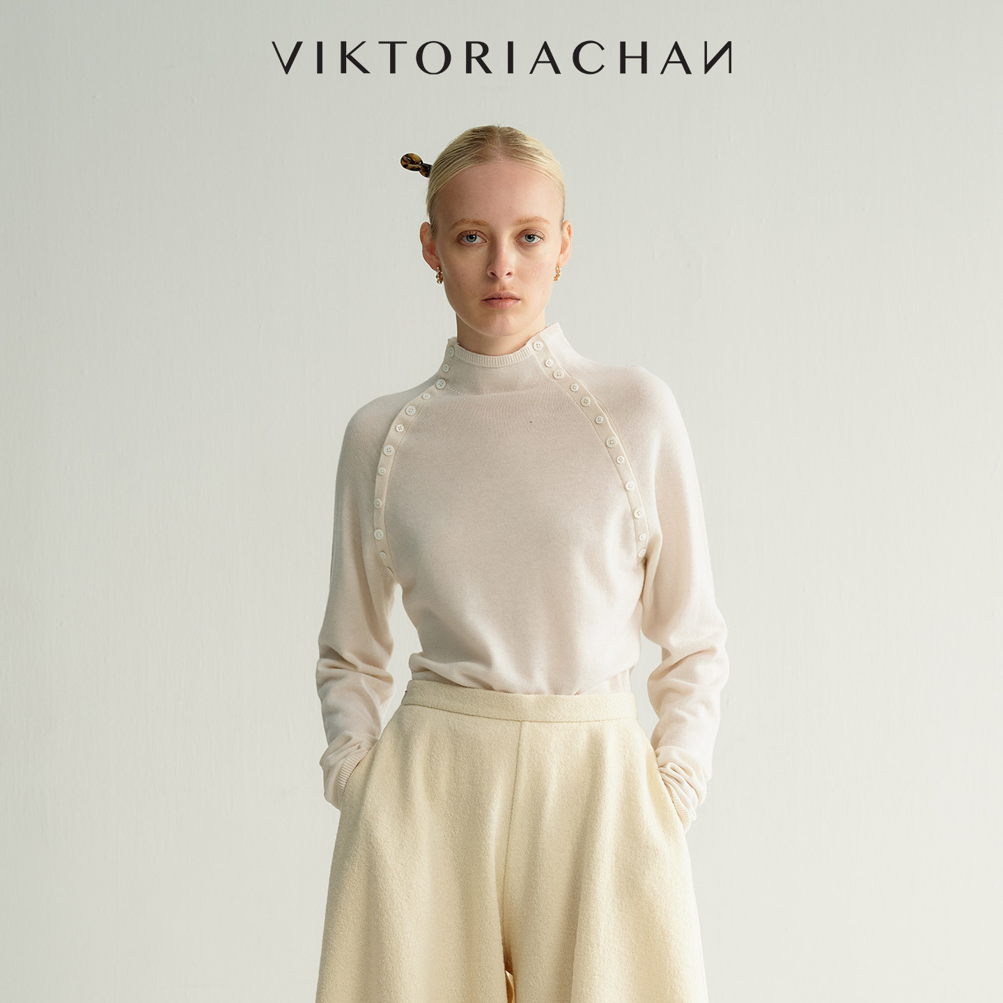 VIKTORIACHAN26/27秋冬成衣系列新品 斜排扣半高领羊毛长袖针织衫