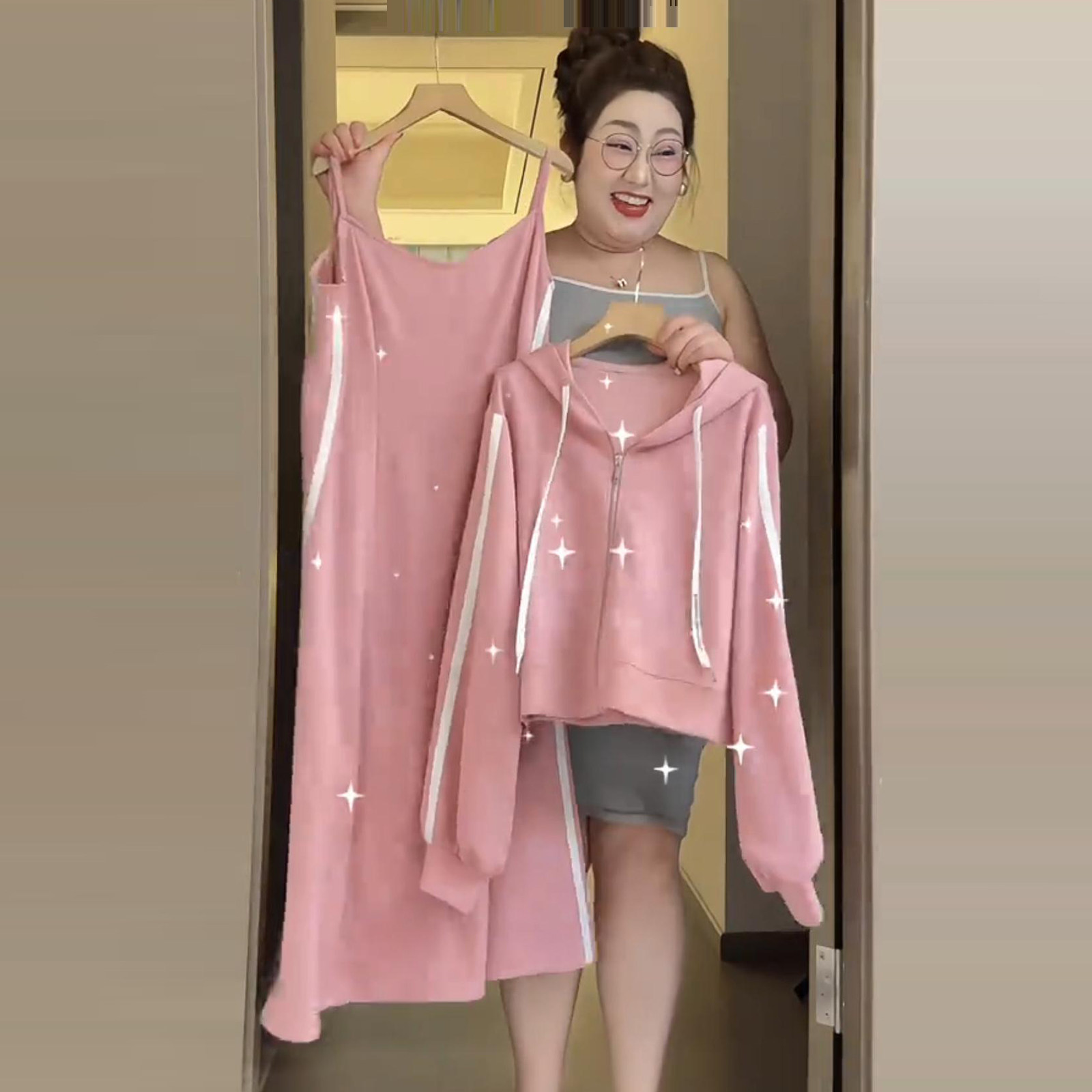 大码运动风吊带连衣裙春秋胖mm显瘦遮肉a字高级感休闲小个子裙子