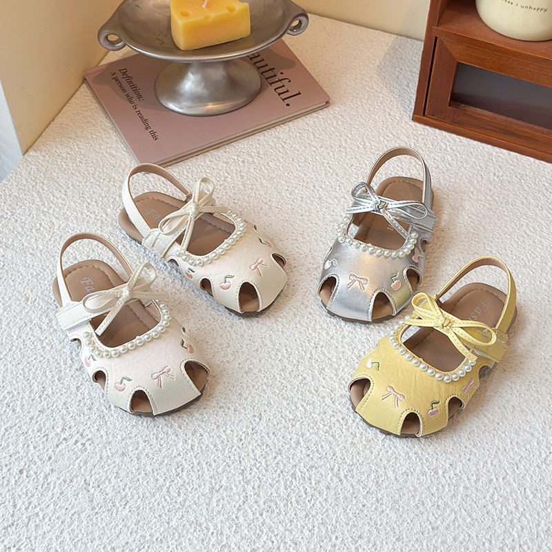 软底公主风儿童凉鞋女童田园风刺绣包头镂空2026夏新款珍珠公主鞋