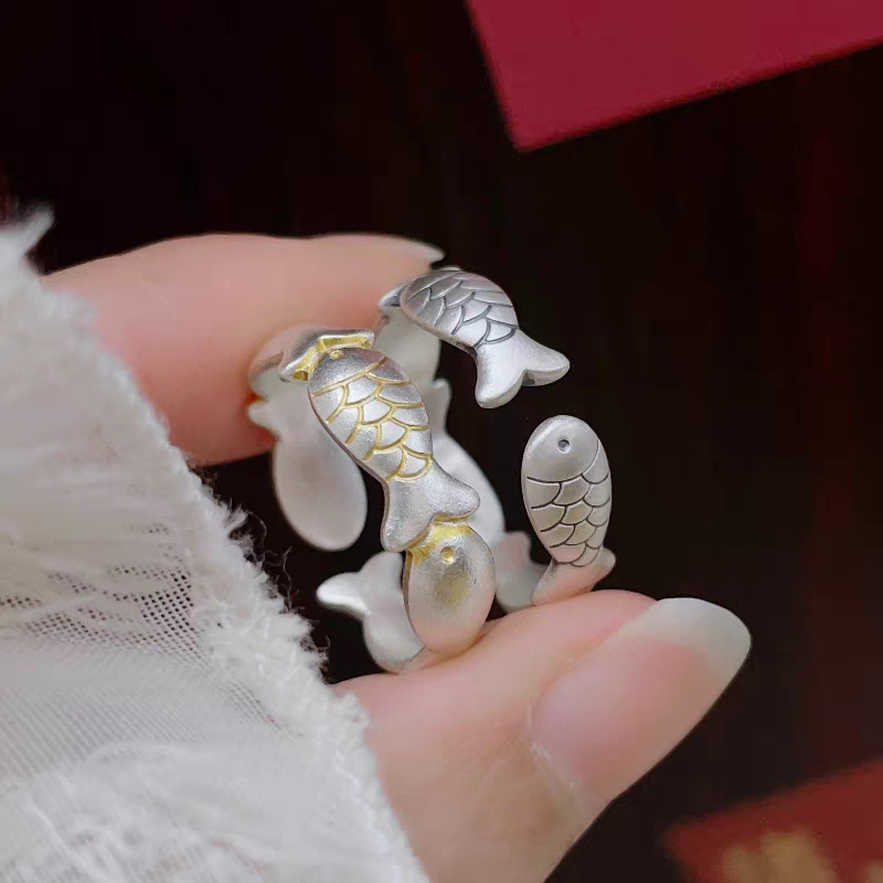 立大福足银纯银小鱼戒指